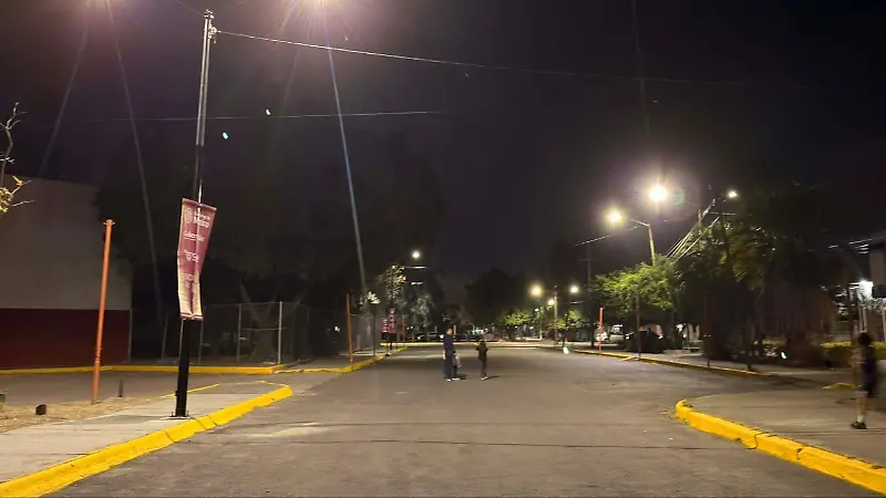 Ciudadanos transitan por calles mejor iluminadas.